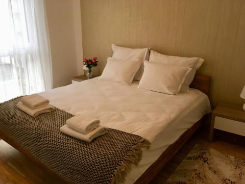 ウィーンにあるNew Stylish Apartmentのベッドルーム1室(大型ベッド1台、タオル付)