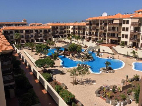 una vista aérea de un complejo con 2 piscinas en Balcon del Mar, en Costa del Silencio