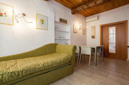 un salon avec un canapé et une table dans l'établissement Frères Suquet Sea Cannes, à Cannes