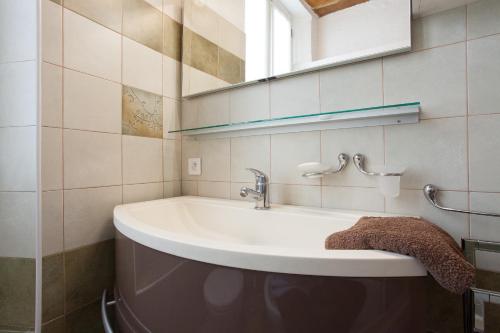 une salle de bain avec un lavabo et un miroir dans l'établissement Frères Suquet Sea Cannes, à Cannes