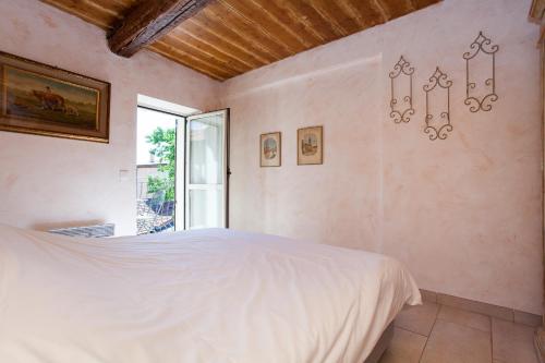 um quarto com uma cama branca e uma janela em Frères Suquet Sea Cannes em Cannes