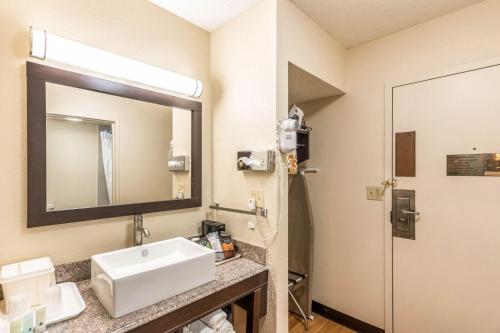 Colby Inn and Suites tesisinde bir banyo