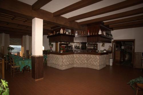 un restaurante con bar en Hotel Quercia Antica, en San Marino