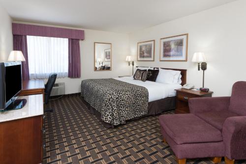 En eller flere senge i et værelse på Baymont by Wyndham Osage Beach
