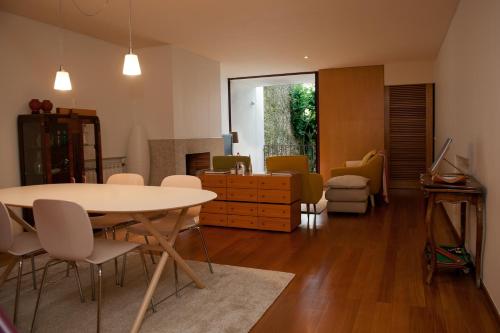 a living room with a table and chairs at Civitá Design & Accommodation in Braga
