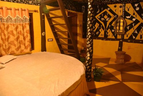 Katil atau katil-katil dalam bilik di Evergreen County Retreat-India's First Adventure Veg Retreat