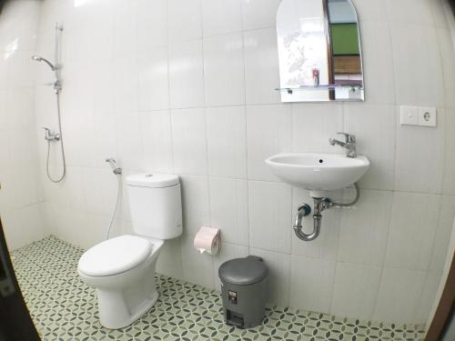 een badkamer met toilet en wastafel bij Tegal Homestay in Sanur