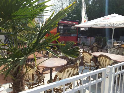 Ein Restaurant oder anderes Speiselokal in der Unterkunft Strandidyll 