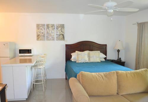 A bed or beds in a room at One Love Cozy Studio Seawind On The Bay