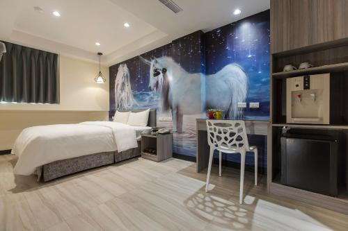 ein Schlafzimmer mit einem Bett und einem Einhorn-Bild in der Unterkunft The Young Hotel in Zhongli