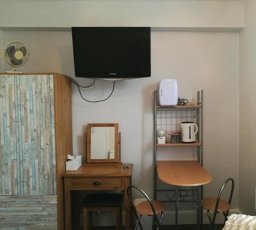 En tv och/eller ett underhållningssystem på Seashells Guest House