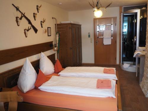 Postel nebo postele na pokoji v ubytování Hotel zum Friedl