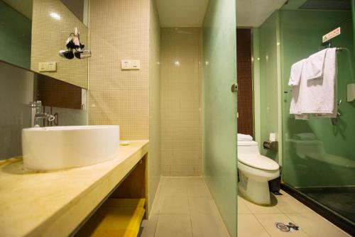 ein Bad mit einem Waschbecken und einem WC in der Unterkunft Motel Taiyuan North Street Wuyi Road in Taiyuan
