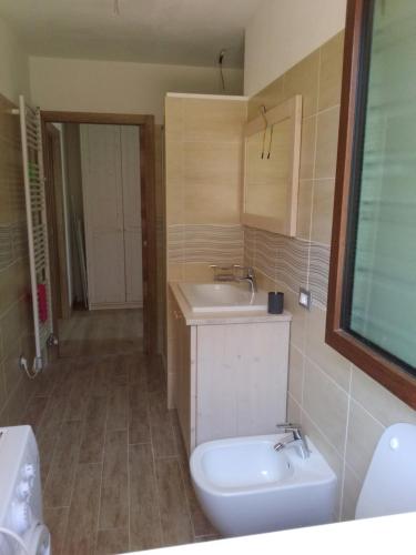 拉瓦罗内Casa Gialla的带水槽和马桶的浴室