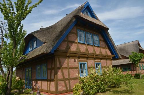una vecchia casa con tetto di paglia di Fachwerkhäuser Gager Valerius a Gager