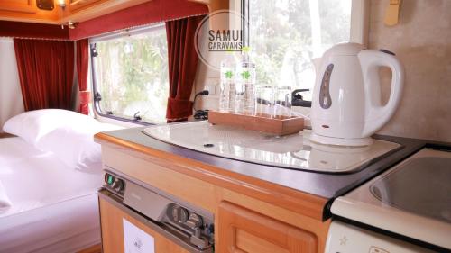 Kuchyň nebo kuchyňský kout v ubytování Samui Caravans