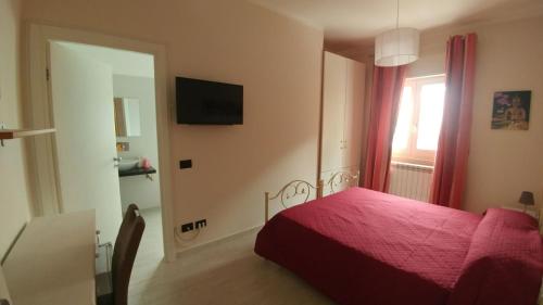 カタンザーロにあるB&b I porticiのベッドルーム1室(赤いベッド1台、窓付)