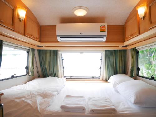 Samui Caravans tesisinde bir odada yatak veya yataklar