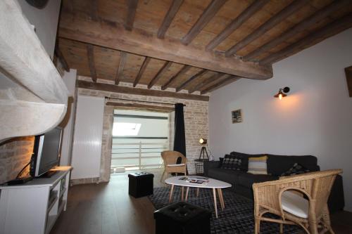 un salon avec un canapé et une table dans l'établissement Gîte 