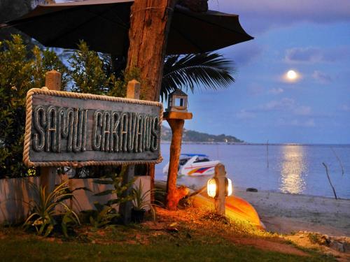 znak restauracji serwującej owoce morza przy plaży w obiekcie Samui Caravans w mieście Laem Sor