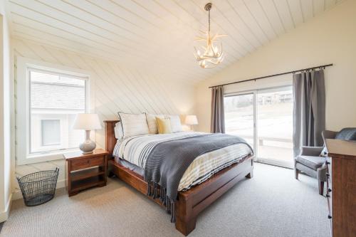 Elkhorn Village的住宿－Ridge 91，一间卧室设有一张床、一个窗口和一把椅子