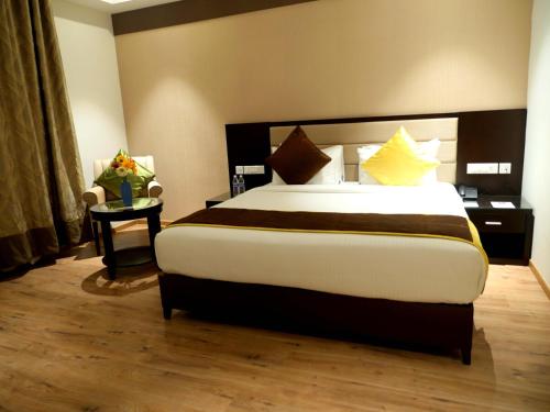 Cama o camas de una habitación en ASR Parklane, A Bergamont Hotel - Hosur