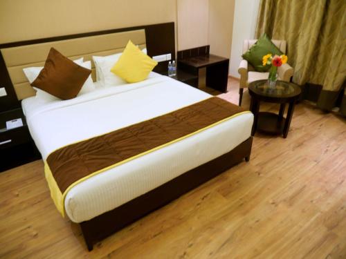 Cama o camas de una habitación en ASR Parklane, A Bergamont Hotel - Hosur