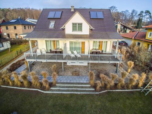 una casa con portico e scale nel cortile di Casa Sellin - Apt. 02 a Ostseebad Sellin