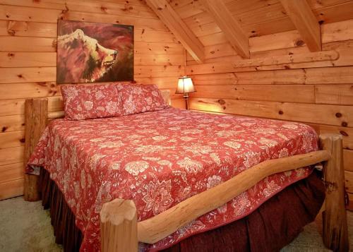 um quarto com uma cama num chalé de madeira em Creekside Oasis #3 em Sevierville