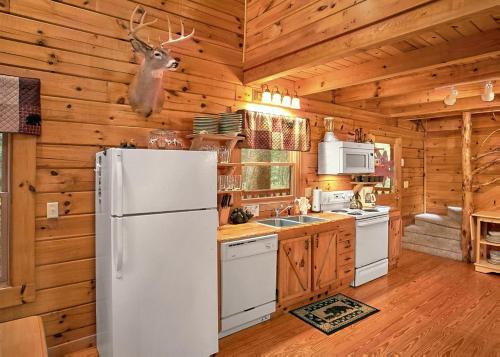 um frigorífico branco numa cozinha com paredes de madeira em Creekside Oasis #3 em Sevierville