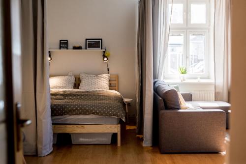 sypialnia z łóżkiem, oknem i krzesłem w obiekcie Apartmán v centru w mieście Šumperk