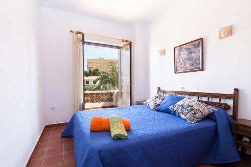 デニアにあるCasa Mediterranea by Family Homesのベッドルーム1室(青いベッド1台、枕付)、窓が備わります。