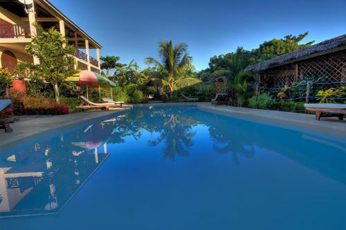 Swimming pool sa o malapit sa Tropic Hôtel