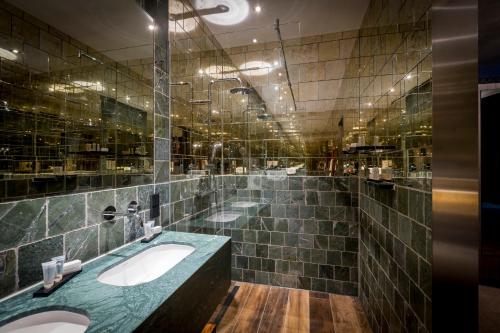 a large bathroom with three sinks and mirrors at Slapen bij hofman in Alkmaar