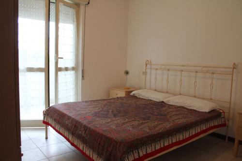 アルバ・アドリアティカにあるAppartamenti Stella Marinaのベッドルーム1室(ベッド1台、大きな窓付)