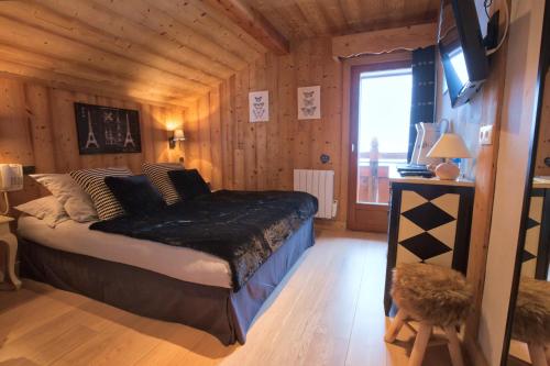 Ένα ή περισσότερα κρεβάτια σε δωμάτιο στο Chalet Hôtel du Mont-Charvin & Spa