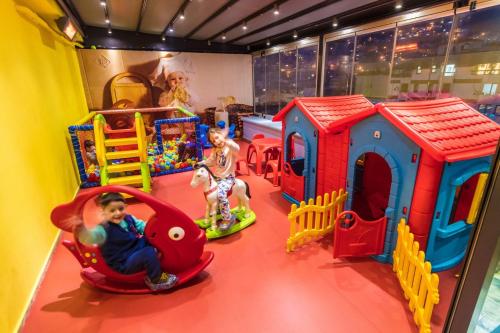 Kanak-kanak yang menginap di Sinema Hotel Ordu