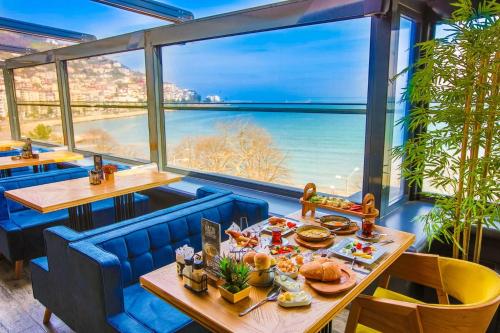 a table in a restaurant with a view of the ocean at Sinema Hotel Ordu in Ordu