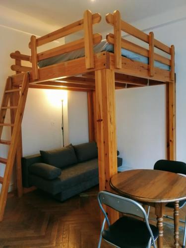 - un lit superposé avec une table et un canapé dans l'établissement Appartement Nice Centre Medecin, à Nice
