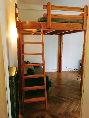 - un lit superposé avec une échelle dans une chambre dans l'établissement Appartement Nice Centre Medecin, à Nice