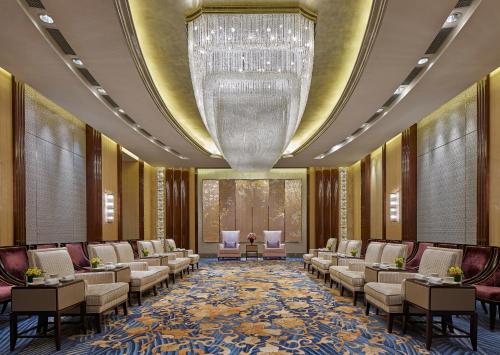 a large waiting room with couches and a chandelier at Shangri-La Tianjin in Tianjin