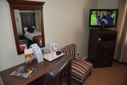En tv och/eller ett underhållningssystem på Wessex Hotel