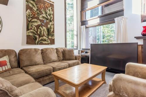 sala de estar con sofá y TV de pantalla plana en Mammoth Ski and Racquet 132 en Mammoth Lakes