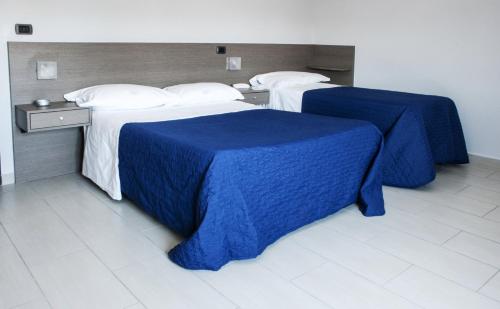Een bed of bedden in een kamer bij Hotel Cristian