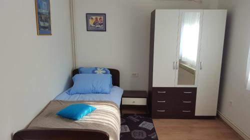 a small bedroom with two beds and a mirror at Apartmani Ana in Slatina