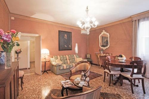 a living room with a couch and a table at Palazzetto San Lio, Rialto in Venice