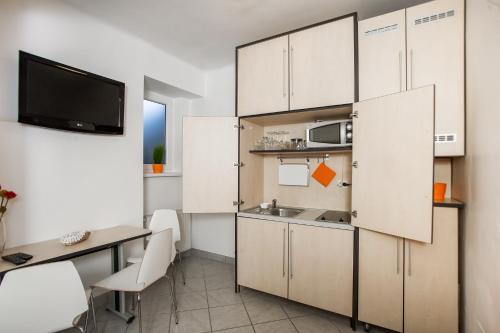 Kuchyňa alebo kuchynka v ubytovaní Roze Apartment