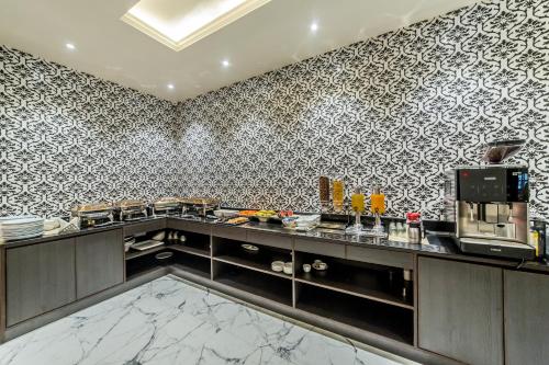 Diamond Hotelにあるキッチンまたは簡易キッチン