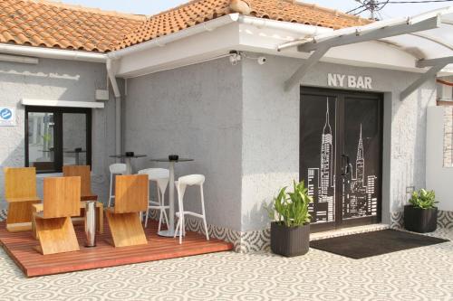ein Gebäude mit meiner Bar mit Stühlen und Tischen in der Unterkunft SH Boutique Hotel in São Tomé