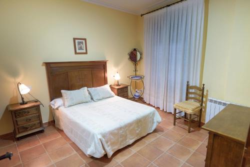 Argamasilla de AlbaにあるCasa Rural Alonso Quijanoのベッドルーム1室(ベッド1台、テーブル、椅子付)